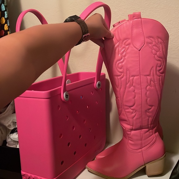 Bubblegum pink cowboy boots - Picture 3 of 5